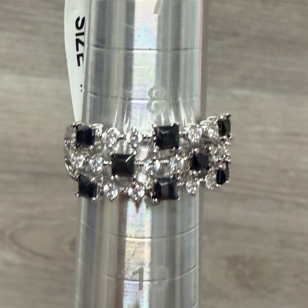 Elegant Silver and Black Women's Ring